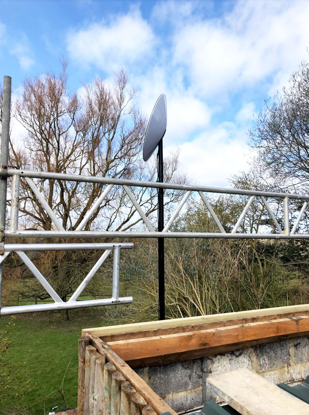 Starlink installer at Battlesden House near Woburn in <!--loc1county-->. Scaffold was in situ so the client opted for a taller pole on T and K brackets. Pole and brackets in Matt Black.