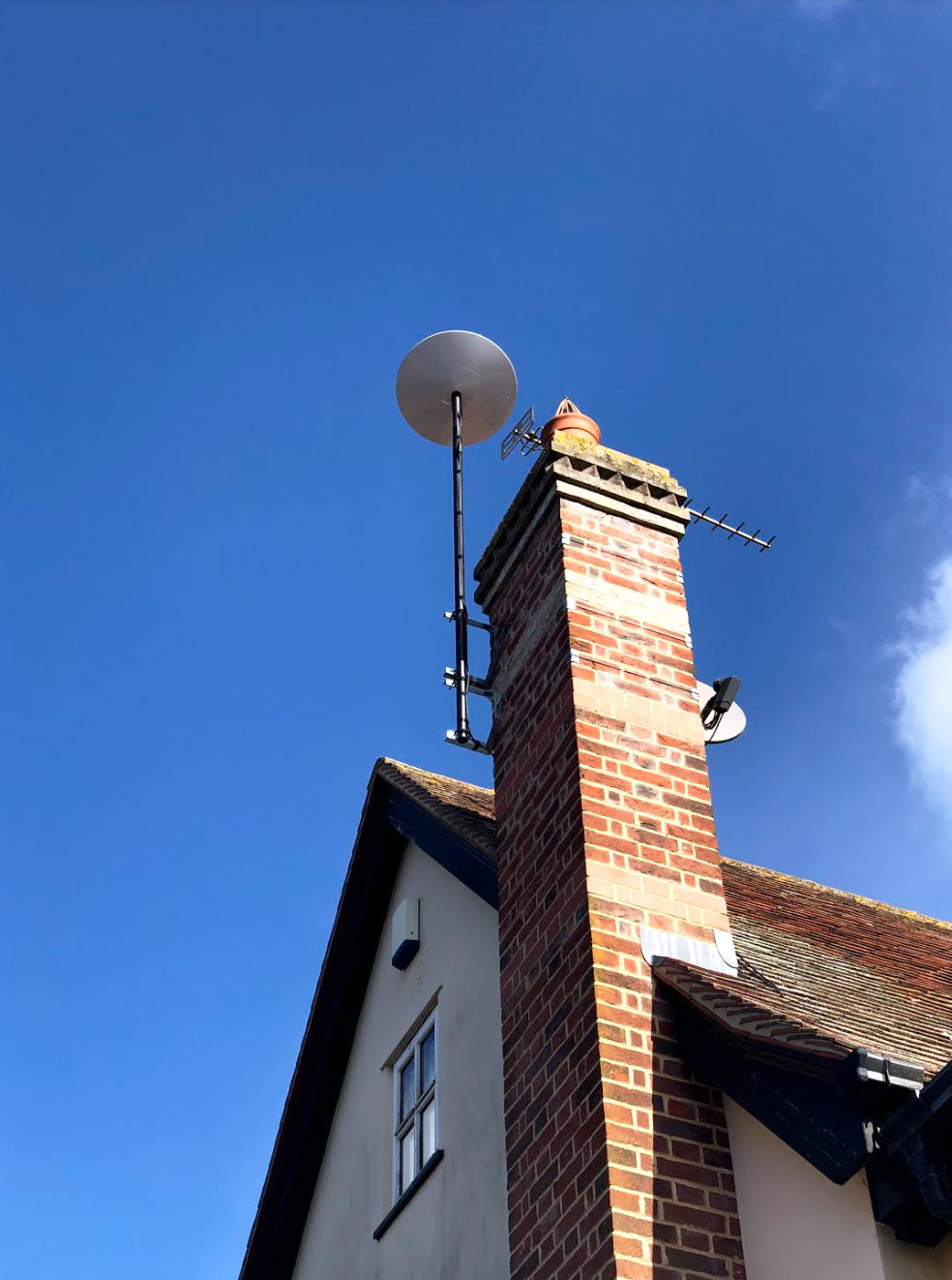 Starlink dish installed in Braintree for a fellow member of the Starlink Facebook group. This was a very high house and exposed to the elements so the pole was mounted on 2 large chimney brackets.